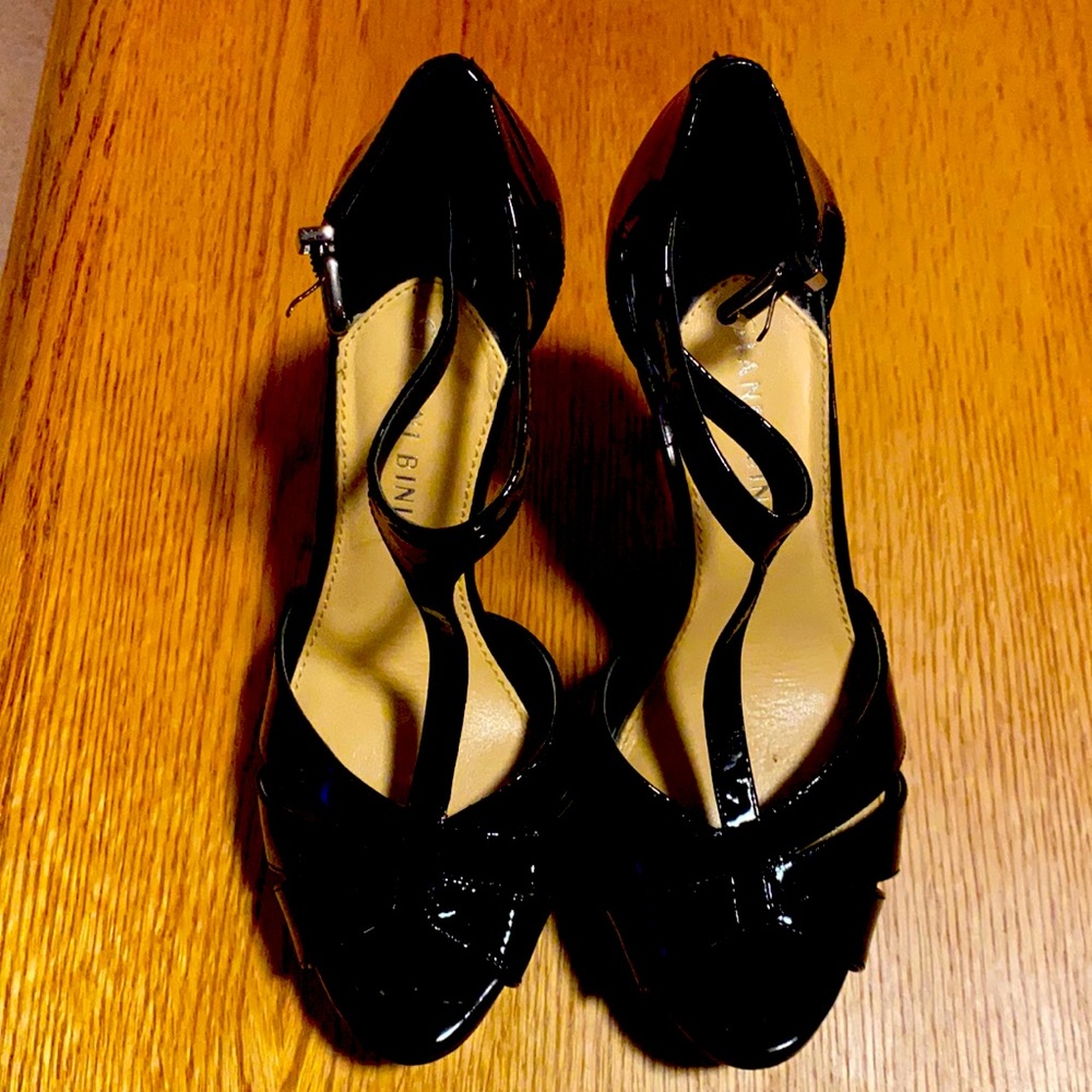 Black patent leather peep toe sandal. Platform